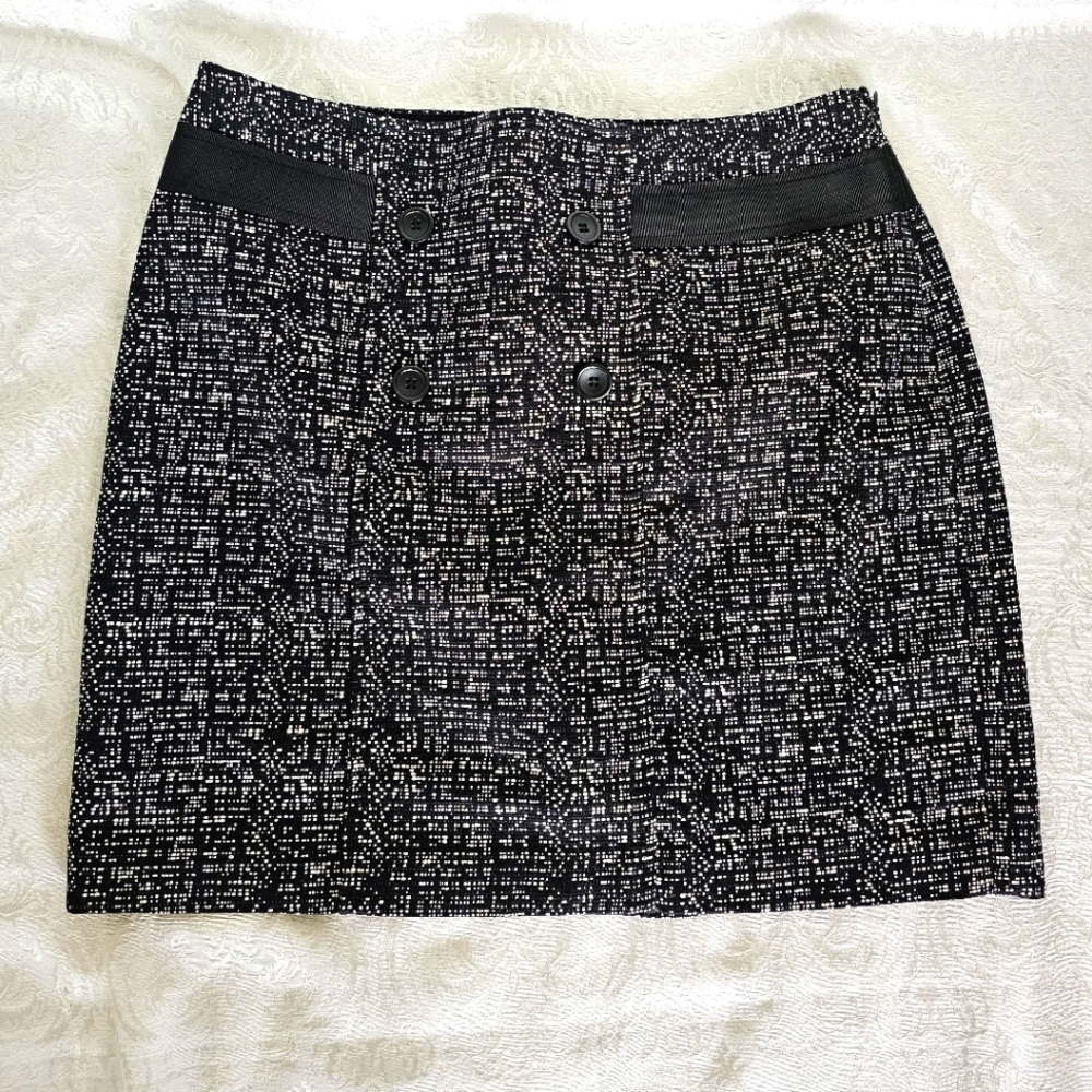 Forenza Black and White Women's Skirt with  Front Button Accents- EUC!